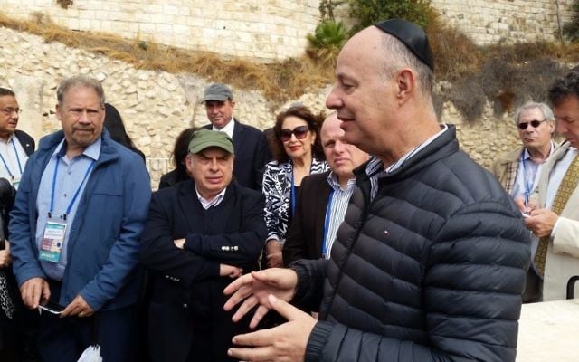Le ministre Tzachi Hanegbi s'adresse au conseil d'administration de l'Agence juive à l''Ezrat Israel' l'espace de prière égalitaire au mur Occidental, le 30 octobre 2017 (Crédit : Raphael Ahren/Times of Israel) Le ministre Tzachi Hanegbi s'adresse au conseil d'administration de l'Agence juive à l''Ezrat Israel' l'espace de prière égalitaire au mur Occidental, le 30 octobre 2017 (Crédit : Raphael Ahren/Times of Israel)