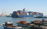 Un navire dans le canal de Suez. Illustration. (Crédit : Argenberg/CC BY/Flickr)