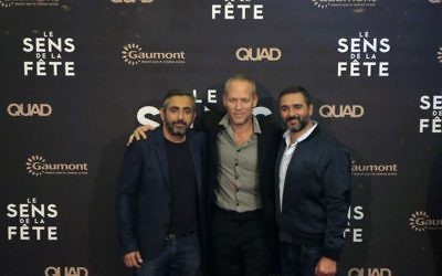 Eric Toledano et Olivier Nakache avec le musicien Avishai Cohen lors de l'avant-première au Grand Rex du "Sens de la fête", le 26 septembre 2017. (Crédit : Gaumont)