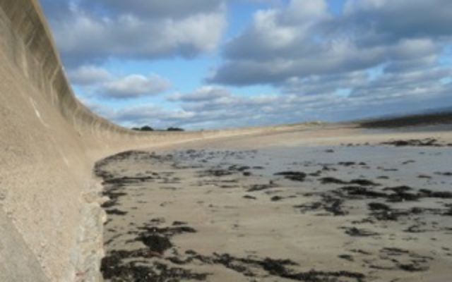 Un mur anti-char à Longis Bay, sur l'île britannique d'Aurigny. (Crédit : Marcus Roberts)