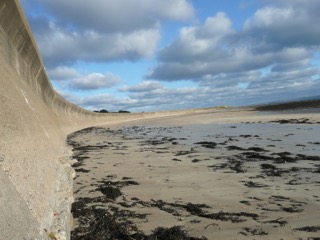 Un mur anti-char à Longis Bay, sur l'île britannique d'Aurigny. (Crédit : Marcus Roberts)