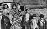 Des femmes et des enfants roms à Agram, en Croatie, durant la Shoah en 1941. (Crédit : Bundesarchiv Bild)