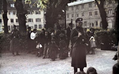 Des familles roms attendent la déportation sous garde armée à Asperg, en Allemagne, durant la Shoah. (Crédit  : Bundesarchiv Bild)