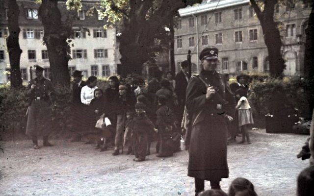 Des familles roms attendent la déportation sous garde armée à Asperg, en Allemagne, durant la Shoah. (Crédit  : Bundesarchiv Bild)
