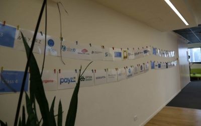 Les bureaux de Citi à Tel Aviv, avec les noms des start-up de fintech du programme d'accélérateur. (Crédit : Sivan Farag)