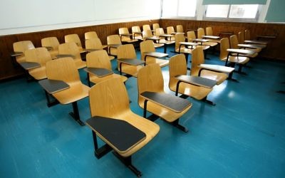 lmage d'illustration d'une salle de classe vide (Crédit : Moshe Shai/Flash90)