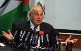 Nabil Shaath devant la presse dans la ville de Ramallah, en Cisjordanie, le 1er octobre 2011. (Crédit : Issam Rimawi/Flash 90)