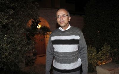 Noam Solberg, juge de la Cour suprême, devant sa maison de l'implantation d'Alon Shvut, en Cisjordanie, en janvier 2012. (Crédit : Uri Lenz/Flash90)