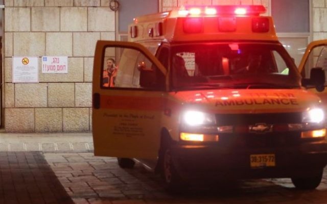 Une ambulance du Magen David Adom devant un hôpital israélien. Illustration. (Crédit : Noam Revkin Fenton/Flash90)