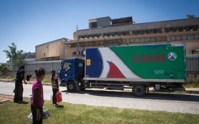 Une usine de Tnuva près de Jérusalem, le 1er mai 2015. (Crédit : Miriam Alster/Flash90)