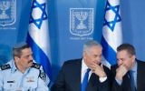 Roni Alsheich, à gauche, le chef de la police israélienne, le Premier ministre Benjamin Netanyahu, au centre, et Gilad Erdan, ministre de la Sécurité intérieure, lors d'une cérémonie en l'honneur d'Alsheich dans les bureaux du Premier ministre à Jérusalem, le 3 décembre 2015. (Crédit : Miriam Alster/Flash90)