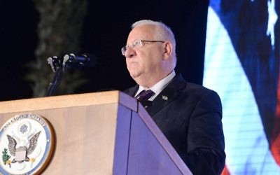 Le président Reuven RIvlin assiste aux célébrations de la fête de l'indépendance américaine à la résidence de l'ambassadeur des États-Unis en Israël à Herzliya, le 30 juin 2016 (Crédit : Mark Neyman / GPO / Flash90)