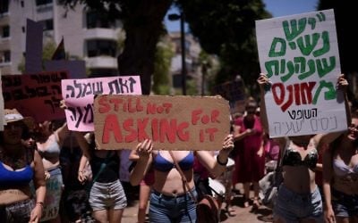 Des Israéliennes participent à la SlutWalk à Tel Aviv, le 8 juillet 2016. (Crédit : Ben Kelmer/Flash90)