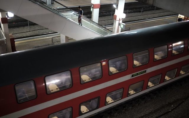 Un train à double étage dans la gare centrale de Savidor, à Tel Aviv (Crédit : Tomer Neuberg/Flash90) Un train à double étage dans la gare centrale de Savidor, à Tel Aviv (Crédit : Tomer Neuberg/Flash90)