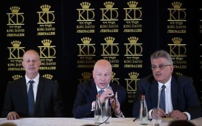 L'envoyé spécial américain Jason Greenblatt, au centre, durant une conférence de presse concernant l'accord passé sur l'eau entre Israël et l'Autorité palestinienne (Crédit : Yonatan Sindel/Flash90)