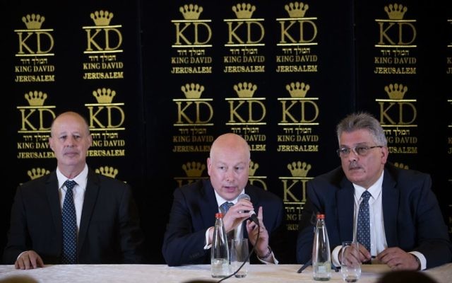 L'envoyé spécial américain Jason Greenblatt, au centre, durant une conférence de presse concernant l'accord passé sur l'eau entre Israël et l'Autorité palestinienne (Crédit : Yonatan Sindel/Flash90) L'envoyé spécial américain Jason Greenblatt, au centre, durant une conférence de presse concernant l'accord passé sur l'eau entre Israël et l'Autorité palestinienne (Crédit : Yonatan Sindel/Flash90)