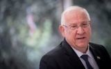 Le président Reuven RIvlin pendant la cérémonie de commémoration du premier anniversaire de la mort de Shimon Peres au mont Herzl, à Jérusalem, le 14 septembre 2017. (Crédit : Yonatan Sindel/Flash90)