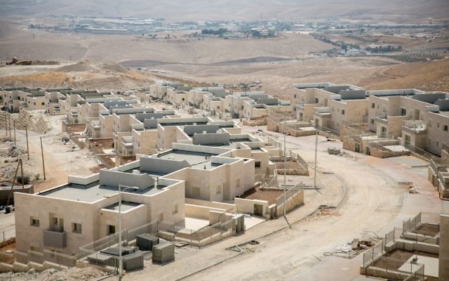 Construction de nouveaux logements dans l'implantation israélienne de Kfar Adumim, le 25 septembre 2017. (Crédit : Miriam Alster/Flash90) Construction de nouveaux logements dans l'implantation israélienne de Kfar Adumim, le 25 septembre 2017. (Crédit : Miriam Alster/Flash90)