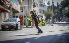 Un skater dans les rues vides de Haïfa, pendant Yom Kippour, le 30 septembre 2017. (Crédit : Noam Revkin Fenton/Flash90)