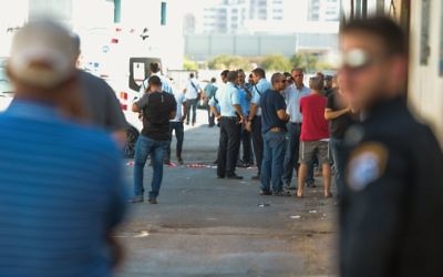 La police sur les lieux de la découverte du corps de  Reuven Schmerling, de l'implantation d'Elkana, à  Kafr Qassem, le 4 octobre 2017. (Crédit : Roy Alima/Flash90)