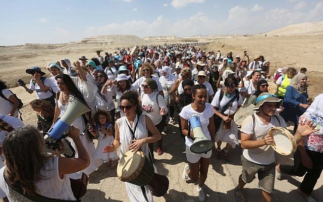 Des femmes du mouvement 'Women Wage Peace' participent à une marche à proximité de la vallée du Jourdain, le 8 octobre 2017 (Crédit : Flash90) Des femmes du mouvement 'Women Wage Peace' participent à une marche à proximité de la vallée du Jourdain, le 8 octobre 2017 (Crédit : Flash90)
