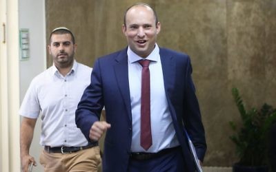 Naftali Bennett, ministre de l'Education, avec la réunion hebdomadaire du cabinet dans les bureaux du Premier ministre, à Jérusalem, le 15 octobre 2017. (Crédit : Alex Kolomoisky/Pool)