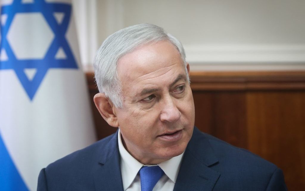 Le Premier ministre Benjamin Netanyahu lors de la réunion hebdomadaire de cabinet dans ses bureaux de Jérusalem, le 15 octobre 2017. (Crédit : Alex Kolomoisky/Flash90) Le Premier ministre Benjamin Netanyahu lors de la réunion hebdomadaire de cabinet dans ses bureaux de Jérusalem, le 15 octobre 2017. (Crédit : Alex Kolomoisky/Flash90)