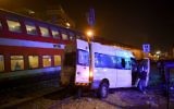 Scène d'une collision entre un van et un train de passagers, sur un passage à niveau de Lod, le 17 octobre 2017. (Crédit : Avi Dishi/Flash90)
