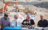 Le ministre de la Défense, Avigdor Liberman (au centre, à droite), en visite sur le chantier de la nouvelle implantation d’Amichaï en Cisjordanie, le 18 octobre 2017. (Crédit : Hadas Parush/Flash90)