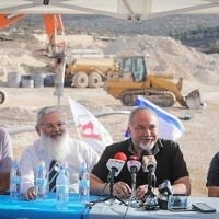 Le ministre de la Défense, Avigdor Liberman (au centre, à droite), en visite sur le chantier de la nouvelle implantation d’Amichaï en Cisjordanie, le 18 octobre 2017. (Crédit : Hadas Parush/Flash90)