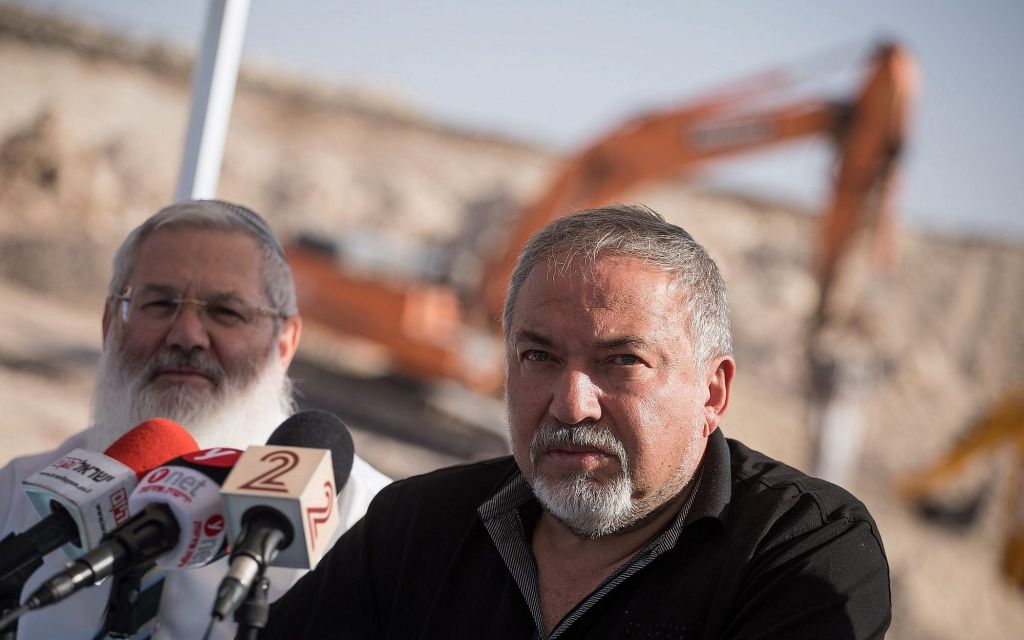 Avigdor Liberman, ministre de la Défense, sur le chantier d'Amichai, nouvelle implantation de Cisjordanie, le 18 octobre 2017. (Crédit : Hadas Parush/Flash90) Avigdor Liberman, ministre de la Défense, sur le chantier d'Amichai, nouvelle implantation de Cisjordanie, le 18 octobre 2017. (Crédit : Hadas Parush/Flash90)