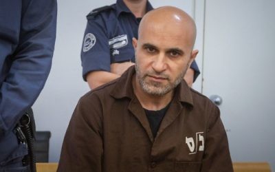 Wissam Zabidat, reconnu coupable d'avoir rejoint l'Etat islamique avec son épouse, au tribunal de première instance de Haïfa, le 19 octobre 2017. (Crédit : Flash90)
