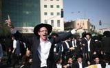 Les juifs ultra-orthodoxes manifestent contre l'arrestation de deux Juifs ultra orthodoxes qui ne se sont pas présentés à une convocation de l'armée, à Jérusalem, le 19 octobre 2017 (Crédit : Yonatan Sindel / Flash90)