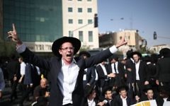 Les juifs ultra-orthodoxes manifestent contre l'arrestation de deux Juifs ultra orthodoxes qui ne se sont pas présentés à une convocation de l'armée, à Jérusalem, le 19 octobre 2017 (Crédit : Yonatan Sindel / Flash90)