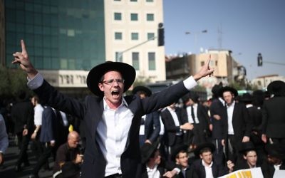 Les juifs ultra-orthodoxes manifestent contre l'arrestation de deux Juifs ultra orthodoxes qui ne se sont pas présentés à une convocation de l'armée, à Jérusalem, le 19 octobre 2017 (Crédit : Yonatan Sindel / Flash90)