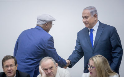 Le Premier ministre Benjamin Netanyahu, à droite, avec le député du Likud Avraham Neguise pendant la cérémonie organisée pour Yom HaAlyah à la Knesset, le 24 octobre 2017. (Crédit : Yonatan Sindel/Flash90)