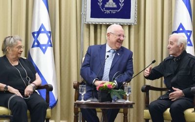 Le président israélien Reuven Rivlin et son épouse accueillent le chanteur arméno-français Charles Aznavour à la résidence du président à Jérusalem le 26 octobre 2017. (Crédit : Mark Neyman / GPO)