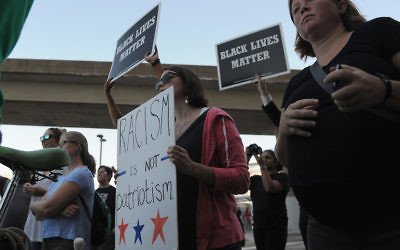 Des manifestants contre le racisme à St. Louis, dans le Missouri, le 15 septembre 2017 (Crédit : Michael B. Thomas/Getty Images, via JTA)