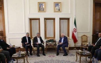 Le ministre iranien des affaires étrangères Javad Zarif, au centre, à droite, avec rencontre de hauts-responsables du Hamas, à Téhéran, le 7 août 2017. (Crédit : capture d'écran)