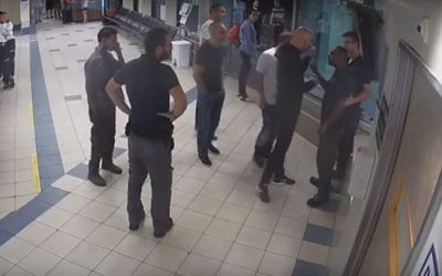 Un groupe d'hommes agresse des gardes de sécurité du service des urgences de l'hôpital Ichilov de Tel Aviv, le 27 septembre 2017. (Crédit : capture d'écran YouTube/Times of Israël)