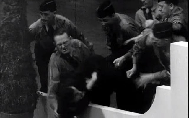 Capture d'écran d'une vidéo montrant des nazis américains attaquant le manifestant juif Isador Greenbaum, au centre, durant un événement organisé par le mouvement German American Bund au Madison Square Garden, au mois de février 1939 (Capture d'écran : YouTube/Field of Vision – A Night at the Garden)