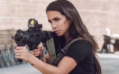Orin Julie posant avec un fusil d'assaut sur un champ de tir en Cisjordanie  (Crédit : Omer Shapira/Autorisation de Say Talent)