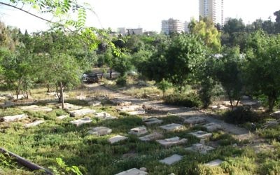 Le cimetière de Mamilla, devant la Vieille Ville de Jérusalem. Illustration. (Crédit : Yoninah/CC BY-SA/WikiCommons)