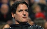 Mark Cuban, propriétaire des Mavericks de Dallas, regardant son équipe jouant contre les Chicago Bulls à Chicago, le 15 janvier 2016 (Crédit : Jonathan Daniel / Getty Images / JTA)