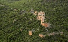 Une vue aérienne du château de Montfort, un site des Croisades, en Galilée occidentale, dans le nord d'Israël. (Crédit : CC BY-SA, Wikimedia)