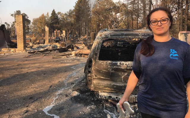 Niveen Rizkalla, une bénévole d'IsraAID, à Santa Rosa, en Californie, après les incendies d'octobre 2017. (Crédit : IsraAID)