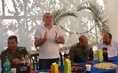 Le maire d'Efrat, Oded Revivi, parle dans sa souccah lors de la fête juive de Souccot dans l'implantation d'Efrat, le 11 octobre 2017. (Conseil de Yesha)