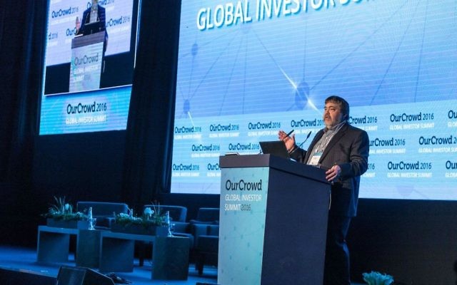 Jon Medved d'OurCrowd s'exprime lors d'un sommet global d'investisseurs (Autorisation)