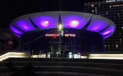 Le club de strip-tease Pussycat Dolls de Tel Aviv, le 3 octobre 2017. (Crédit : Andrew Tobin/JTA)