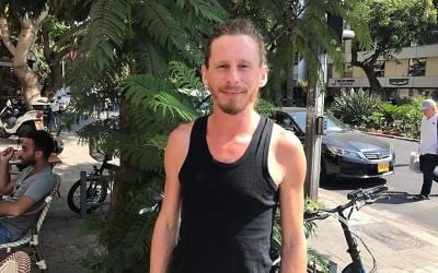 Sam Goodriche aux abords d'un café de Tel Aviv, le 24 septembre 2017 (Crédit : Andrew Tobin)
